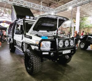 shows Darche Ridgeback roof top tent on 79 series